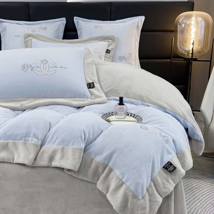 91家纺网 家纺一手货源 找家纺 品家居 2025新款5D雕花牛奶绒四件套-心动玫瑰 蓝拼灰