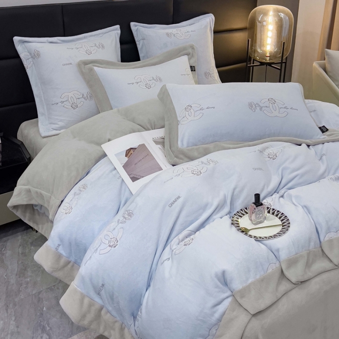 91家纺网 家纺一手货源 找家纺 品家居 2025新款5D雕花牛奶绒四件套-心动玫瑰 蓝拼灰