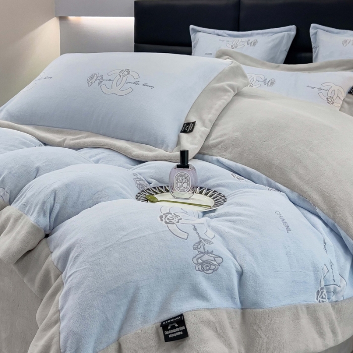 91家纺网 家纺一手货源 找家纺 品家居 2025新款5D雕花牛奶绒四件套-心动玫瑰 蓝拼灰