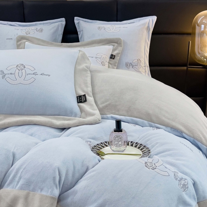 91家纺网 家纺一手货源 找家纺 品家居 2025新款5D雕花牛奶绒四件套-心动玫瑰 蓝拼灰