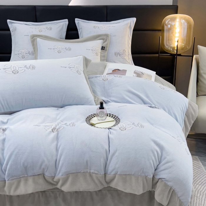 91家纺网 家纺一手货源 找家纺 品家居 2025新款5D雕花牛奶绒四件套-心动玫瑰 蓝拼灰