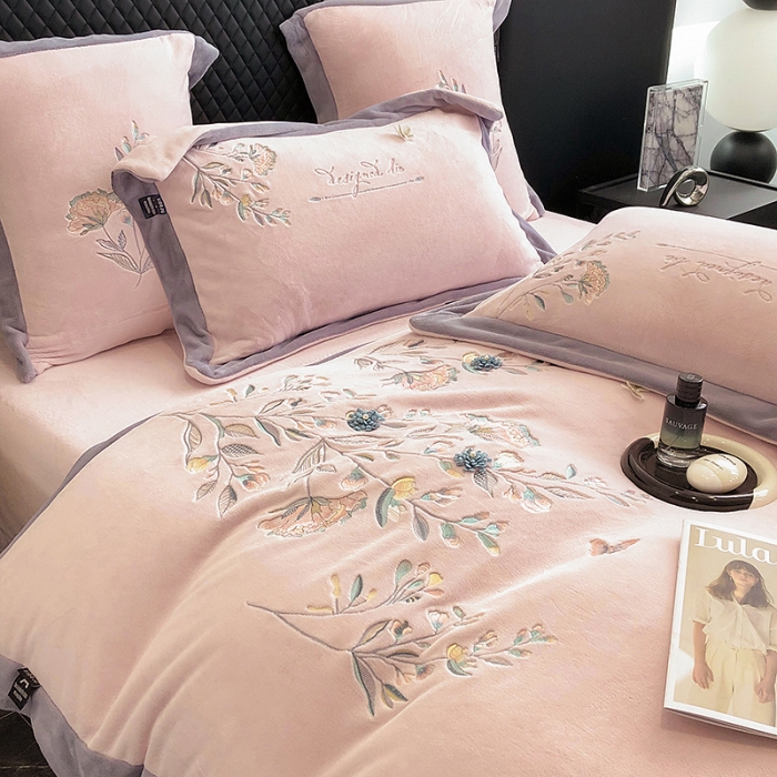 91家纺网 家纺一手货源 找家纺 (总) 品家居 2025新款牛奶绒绣花四件套-蝶舞恋花