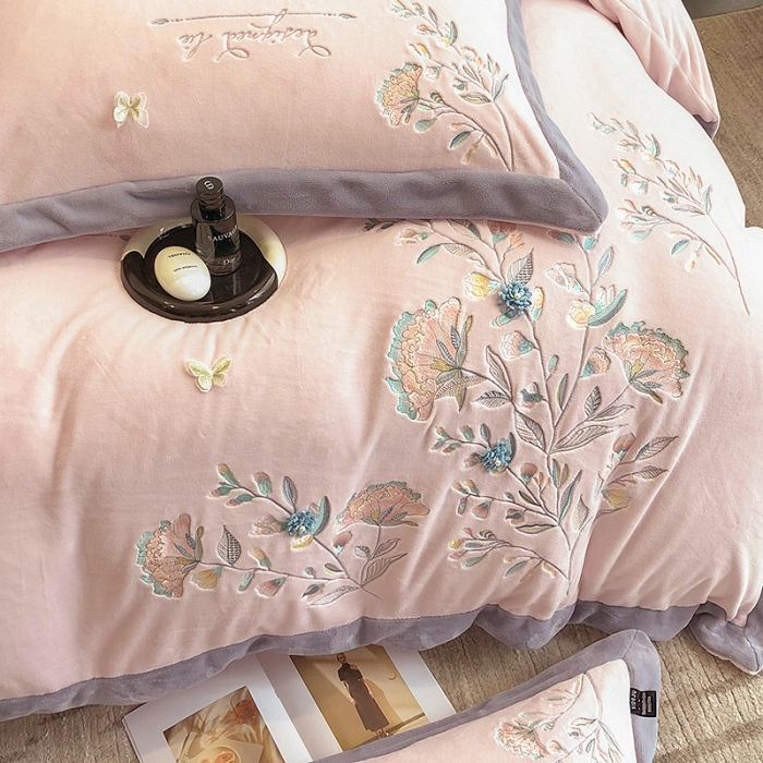 91家纺网 家纺一手货源 找家纺 (总) 品家居 2025新款牛奶绒绣花四件套-蝶舞恋花