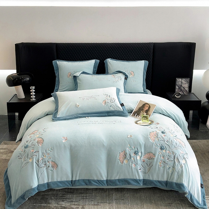 91家纺网 家纺一手货源 找家纺 品家居 2025新款牛奶绒绣花四件套-蝶舞恋花 蓝色