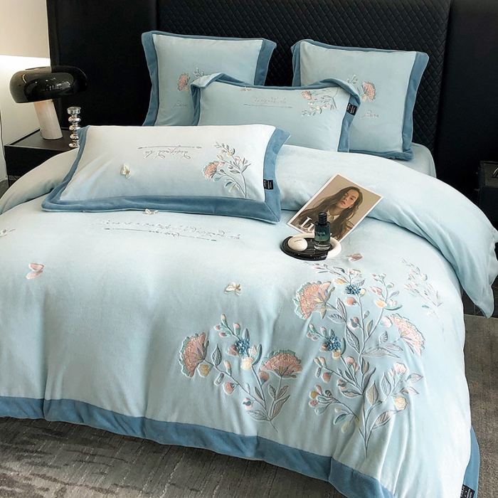 91家纺网 家纺一手货源 找家纺 品家居 2025新款牛奶绒绣花四件套-蝶舞恋花 蓝色