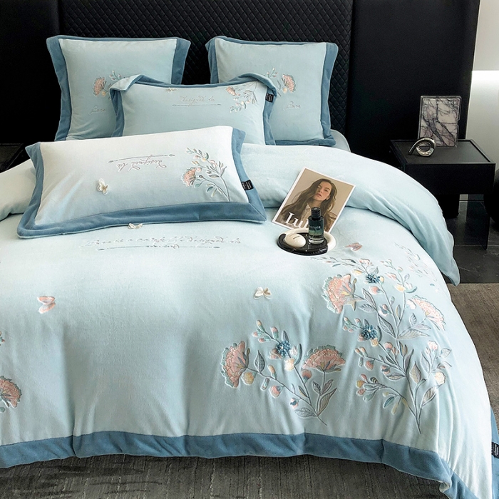 91家纺网 家纺一手货源 找家纺 品家居 2025新款牛奶绒绣花四件套-蝶舞恋花 蓝色