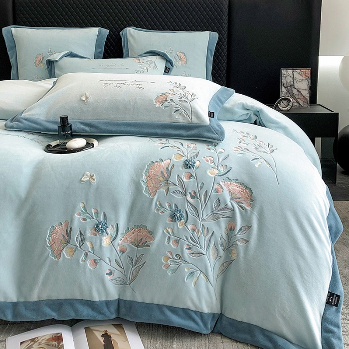 91家纺网 家纺一手货源 找家纺 品家居 2025新款牛奶绒绣花四件套-蝶舞恋花 蓝色