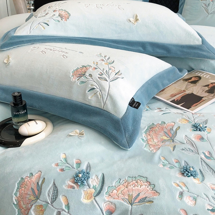 91家纺网 家纺一手货源 找家纺 品家居 2025新款牛奶绒绣花四件套-蝶舞恋花 蓝色