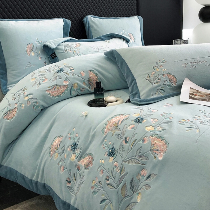 91家纺网 家纺一手货源 找家纺 品家居 2025新款牛奶绒绣花四件套-蝶舞恋花 蓝色