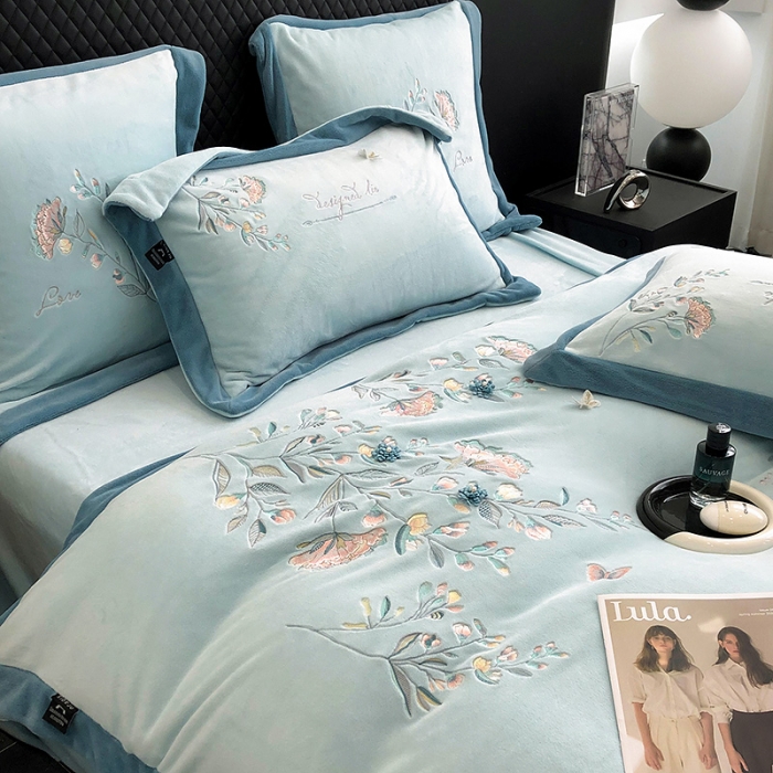 91家纺网 家纺一手货源 找家纺 品家居 2025新款牛奶绒绣花四件套-蝶舞恋花 蓝色