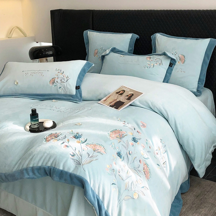 91家纺网 家纺一手货源 找家纺 品家居 2025新款牛奶绒绣花四件套-蝶舞恋花 蓝色