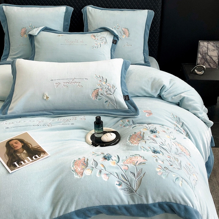 91家纺网 家纺一手货源 找家纺 品家居 2025新款牛奶绒绣花四件套-蝶舞恋花 蓝色