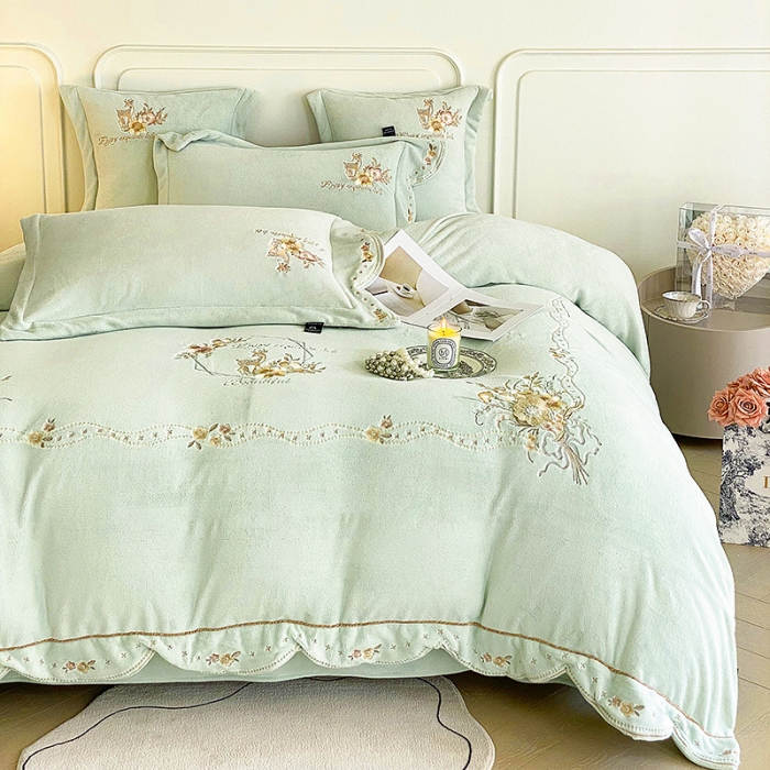 91家纺网 家纺一手货源 找家纺 品家居 2025新款牛奶绒绣花四件套-露珠 露珠-浅绿色