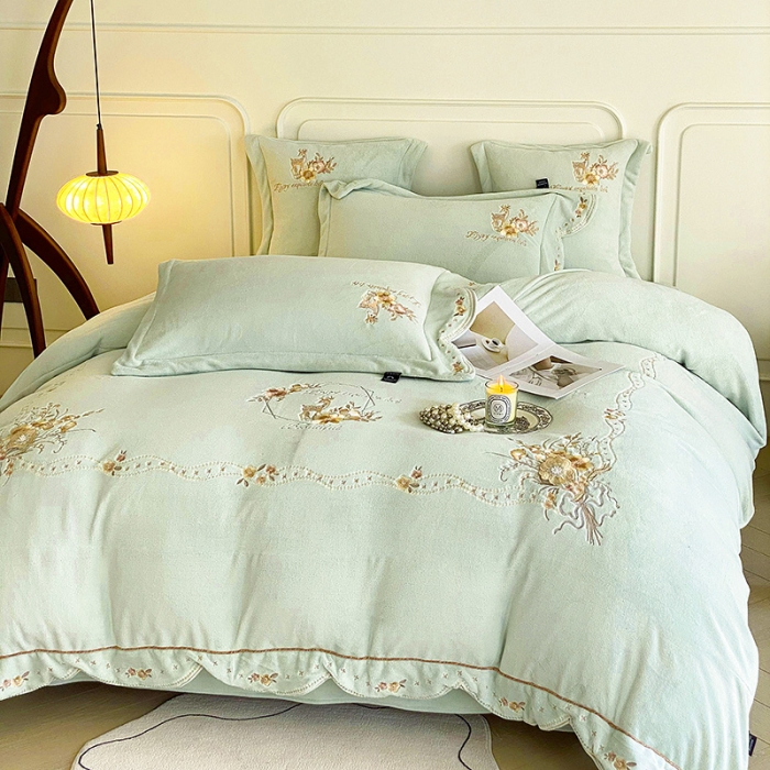 91家纺网 家纺一手货源 找家纺 品家居 2025新款牛奶绒绣花四件套-露珠 露珠-浅绿色