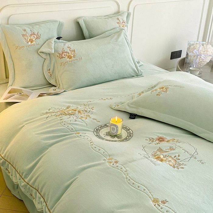 91家纺网 家纺一手货源 找家纺 品家居 2025新款牛奶绒绣花四件套-露珠 露珠-浅绿色