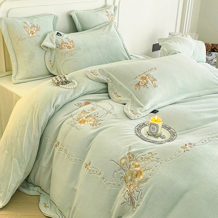 91家纺网 家纺一手货源 找家纺 品家居 2025新款牛奶绒绣花四件套-露珠 露珠-浅绿色