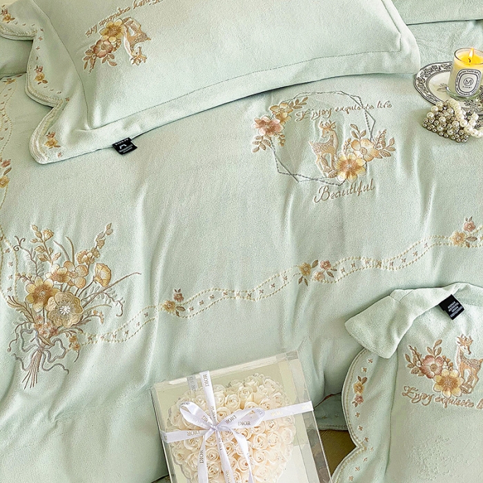 91家纺网 家纺一手货源 找家纺 品家居 2025新款牛奶绒绣花四件套-露珠 露珠-浅绿色