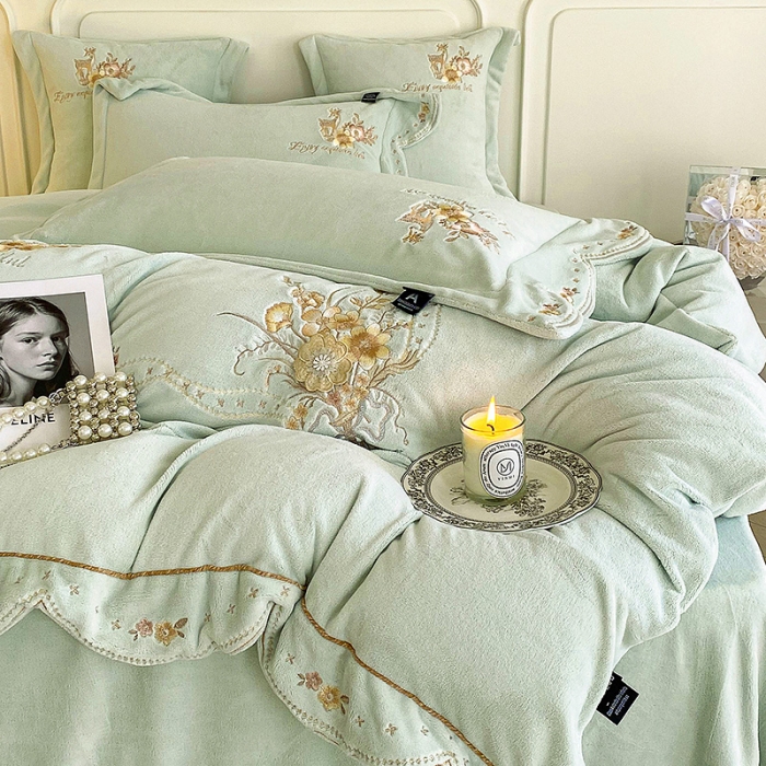91家纺网 家纺一手货源 找家纺 品家居 2025新款牛奶绒绣花四件套-露珠 露珠-浅绿色