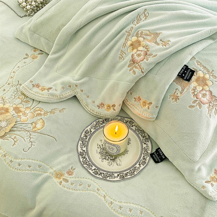 91家纺网 家纺一手货源 找家纺 品家居 2025新款牛奶绒绣花四件套-露珠 露珠-浅绿色