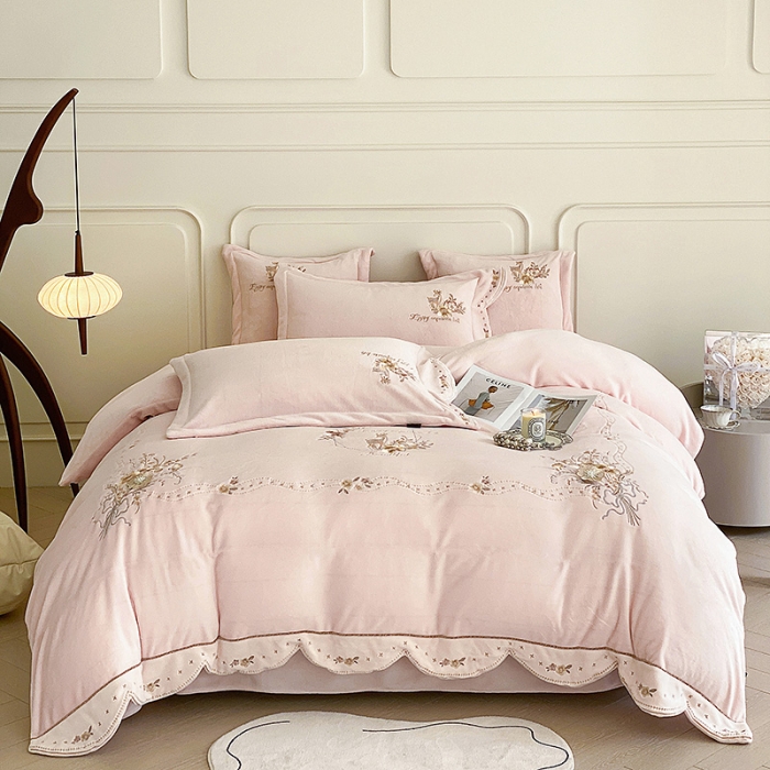 91家纺网 家纺一手货源 找家纺 品家居 2025新款牛奶绒绣花四件套-露珠 露珠-依依粉