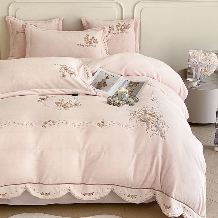 91家纺网 家纺一手货源 找家纺 品家居 2025新款牛奶绒绣花四件套-露珠 露珠-依依粉