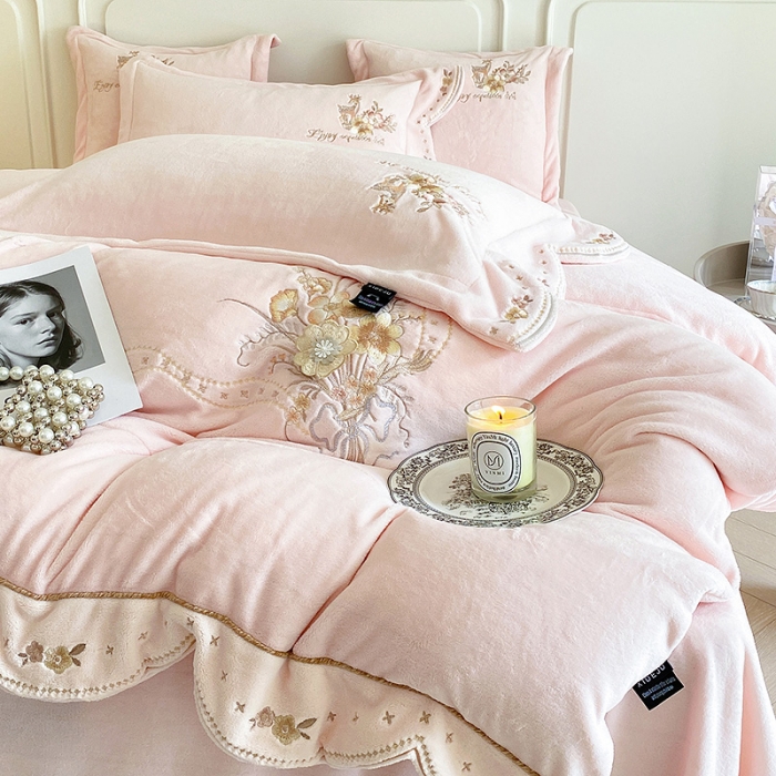 91家纺网 家纺一手货源 找家纺 品家居 2025新款牛奶绒绣花四件套-露珠 露珠-依依粉