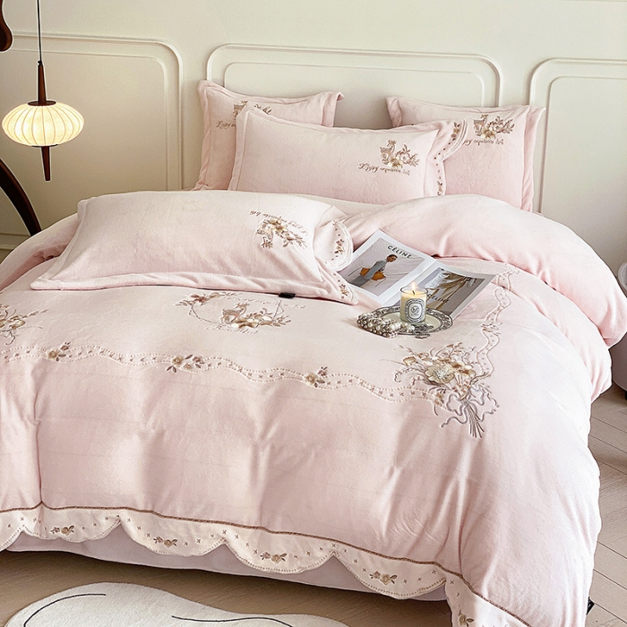 91家纺网 家纺一手货源 找家纺 品家居 2025新款牛奶绒绣花四件套-露珠 露珠-依依粉