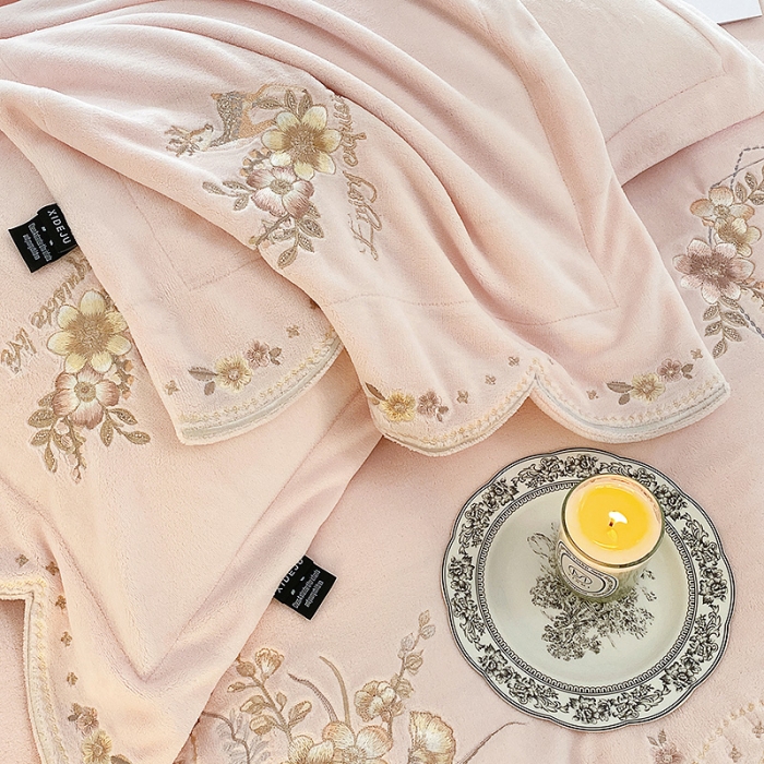 91家纺网 家纺一手货源 找家纺 品家居 2025新款牛奶绒绣花四件套-露珠 露珠-依依粉