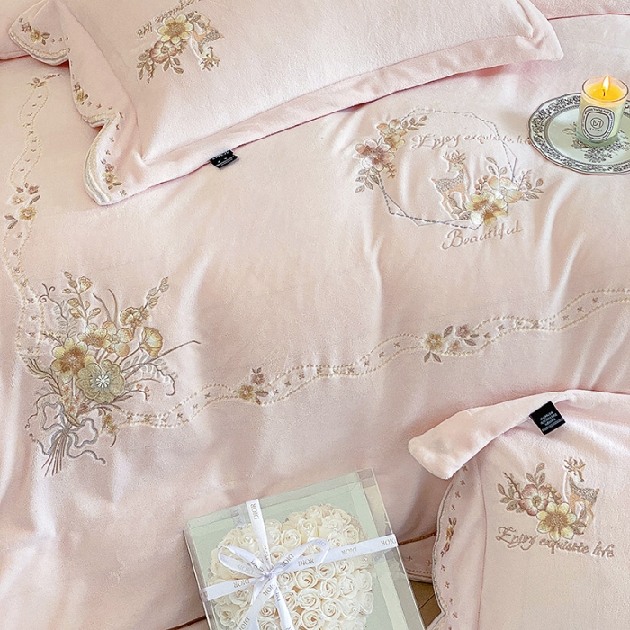 91家纺网 家纺一手货源 找家纺 品家居 2025新款牛奶绒绣花四件套-露珠 露珠-依依粉