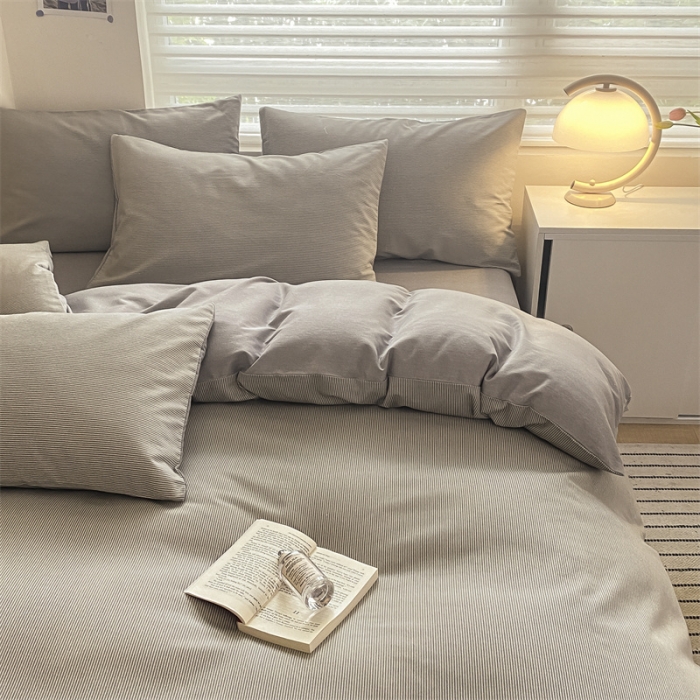 91家纺网 家纺一手货源 找家纺 慕尚 2025新款全棉磨毛印花系列四件套 细条雅致灰