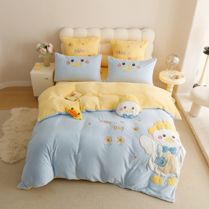 91家纺网 家纺一手货源 找家纺 新款绒梦里230克卡通贴布绣加厚牛奶绒四件套冬季儿童三件套保暖绒套件