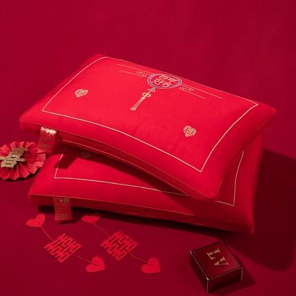 91家纺网 家纺一手货源 找家纺 （总）织布人2023新款枕芯以爱之名结两姓之好大红全棉刺绣婚庆枕头枕芯