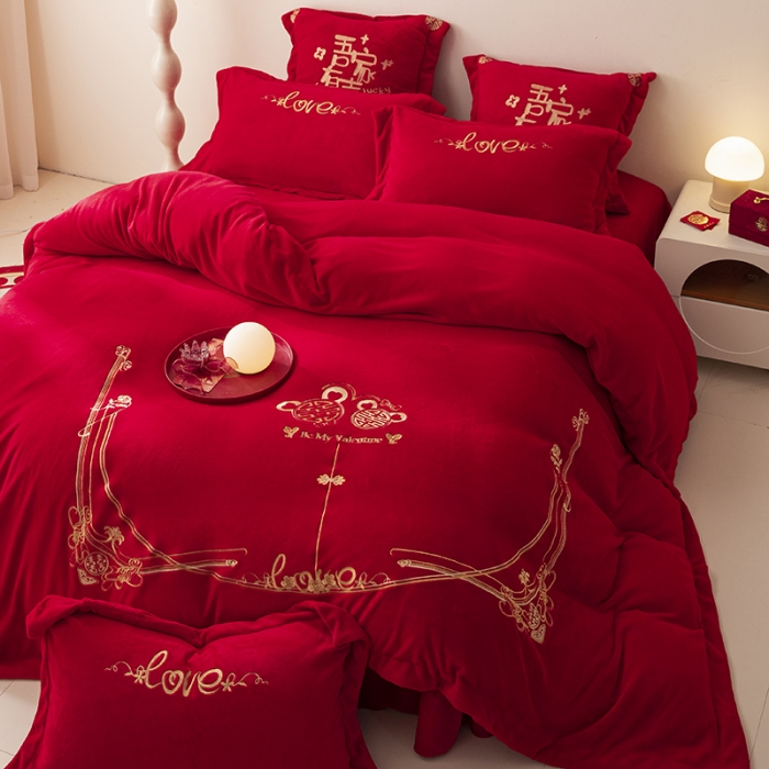 91家纺网 家纺一手货源 找家纺 （总）2025新款高克重牛奶绒刺绣婚庆四件套大红套件