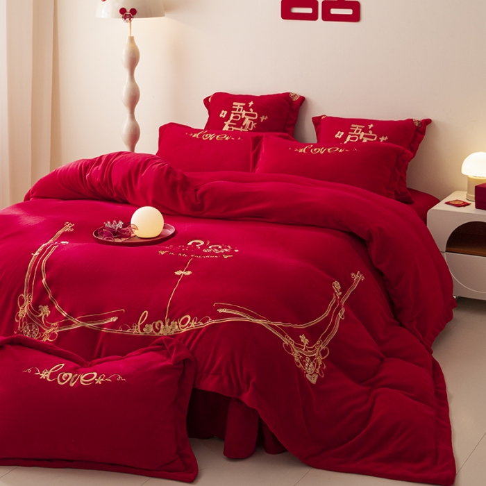 91家纺网 家纺一手货源 找家纺 （总）2025新款高克重牛奶绒刺绣婚庆四件套大红套件