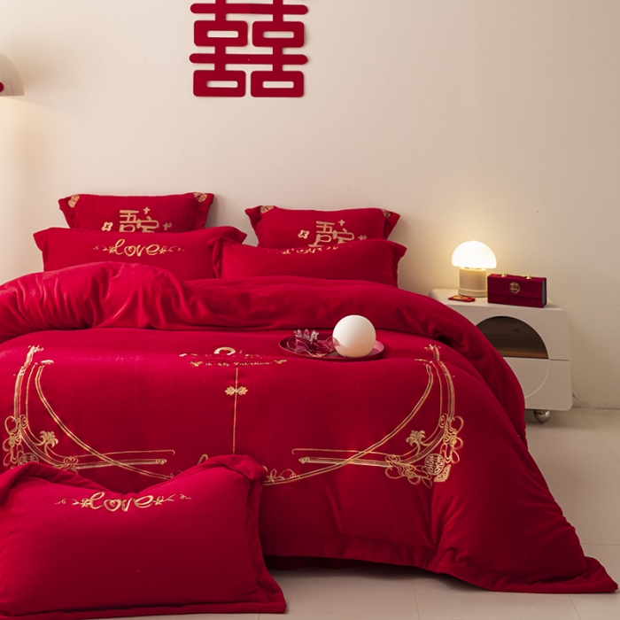 91家纺网 家纺一手货源 找家纺 （总）2025新款高克重牛奶绒刺绣婚庆四件套大红套件