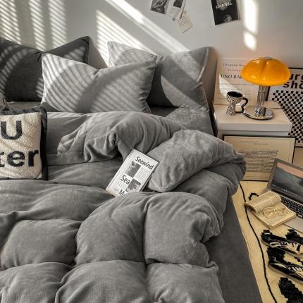 91家纺网 家纺一手货源 找家纺 牛牛家纺 2025新款软绵舒适牛奶绒四件套系列 月光灰