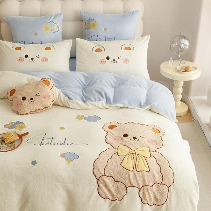 91家纺网 家纺一手货源 找家纺 新款绒梦里230克卡通贴布加厚牛奶绒四件套冬季儿童卡通三件套保暖套件