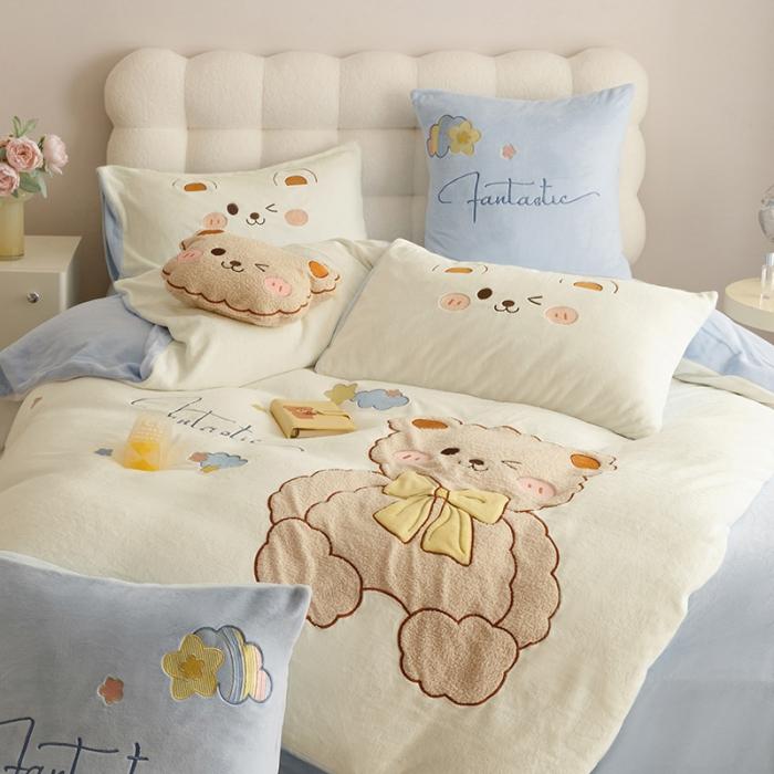 91家纺网 家纺一手货源 找家纺 新款绒梦里230克卡通贴布加厚牛奶绒四件套冬季儿童卡通三件套保暖套件