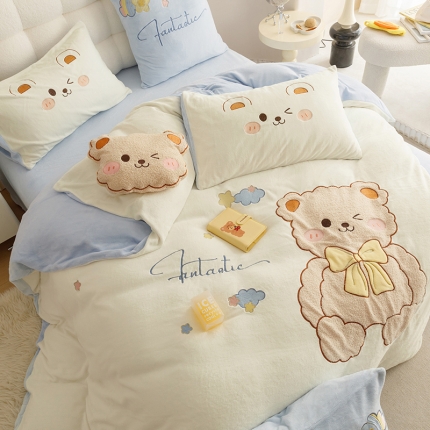 91家纺网 家纺一手货源 找家纺 新款绒梦里230克卡通贴布加厚牛奶绒四件套冬季儿童卡通三件套保暖套件