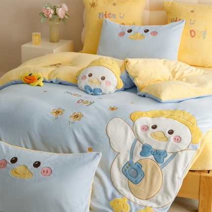 91家纺网 家纺一手货源 找家纺 新款绒梦里230克卡通贴布绣加厚牛奶绒四件套冬季儿童卡通三件套保暖套件