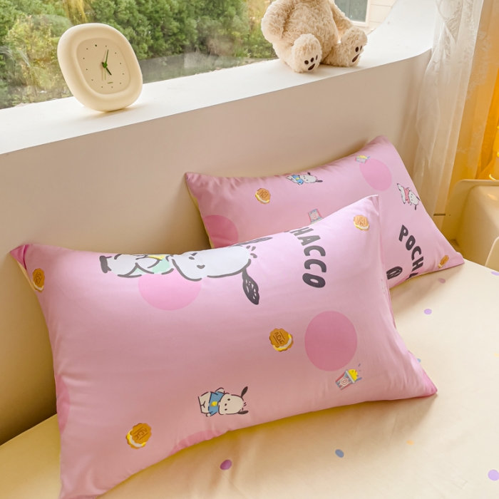 91家纺网 家纺一手货源 找家纺 金丝鸟家纺 2023新款全棉印花可爱卡通帕恰狗四件套 开心粉帕恰狗