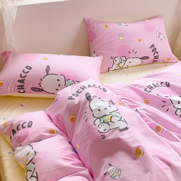 91家纺网 家纺一手货源 找家纺 金丝鸟家纺 2023新款全棉印花可爱卡通帕恰狗四件套 开心粉帕恰狗