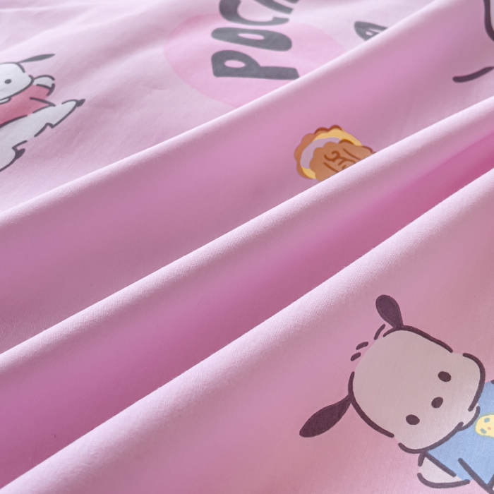 91家纺网 家纺一手货源 找家纺 金丝鸟家纺 2023新款全棉印花可爱卡通帕恰狗四件套 开心粉帕恰狗