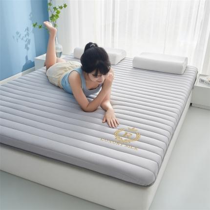 91家纺网 家纺一手货源 找家纺 鹿辉 2025新款牛奶丝烫画单边床垫 皇冠直线灰