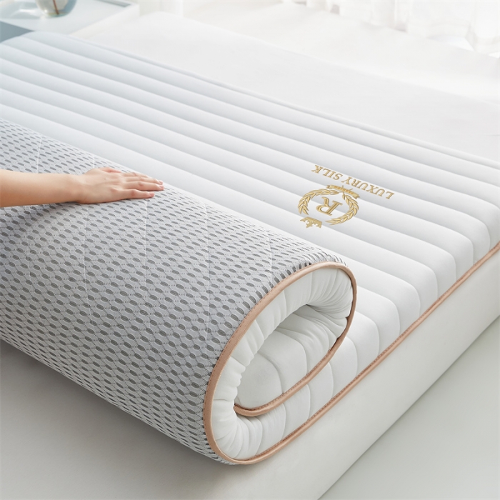 91家纺网 家纺一手货源 找家纺 鹿辉 2025新款牛奶丝烫画单边床垫 皇冠直线白