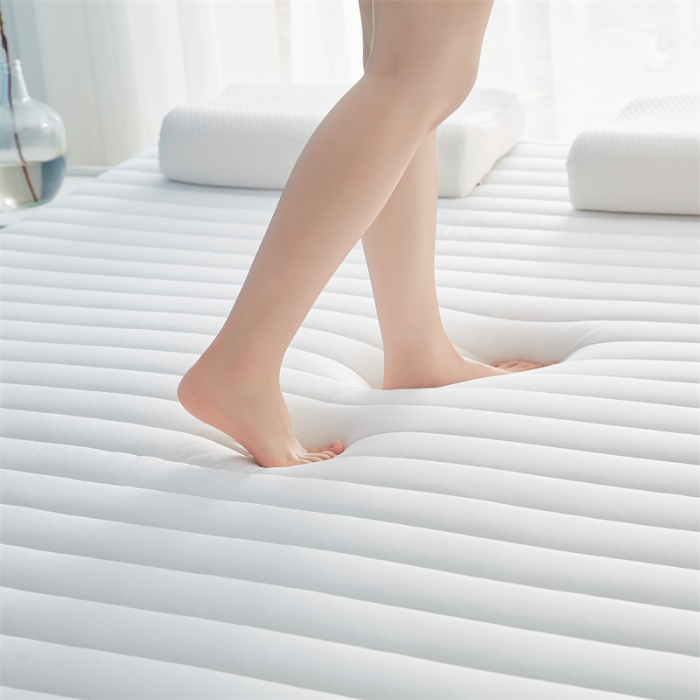 91家纺网 家纺一手货源 找家纺 鹿辉 2025新款牛奶丝烫画单边床垫 皇冠直线白