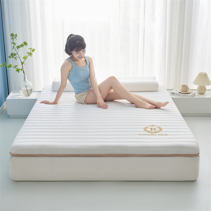 91家纺网 家纺一手货源 找家纺 鹿辉 2025新款牛奶丝烫画单边床垫 皇冠直线白