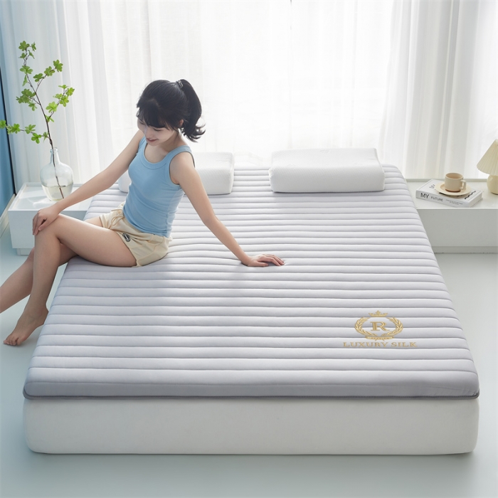 91家纺网 家纺一手货源 找家纺 鹿辉 2025新款牛奶丝烫画单边床垫 皇冠直线灰