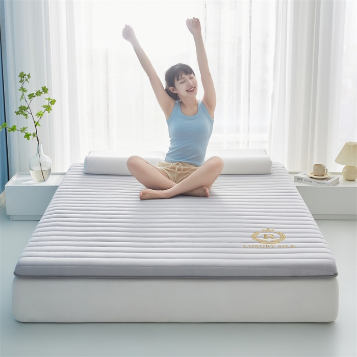 91家纺网 家纺一手货源 找家纺 鹿辉 2025新款牛奶丝烫画单边床垫 皇冠直线灰