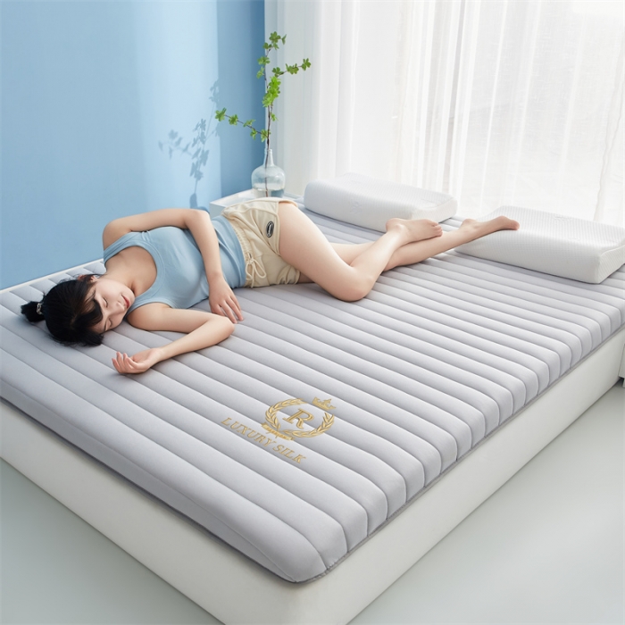 91家纺网 家纺一手货源 找家纺 鹿辉 2025新款牛奶丝烫画单边床垫 皇冠直线灰